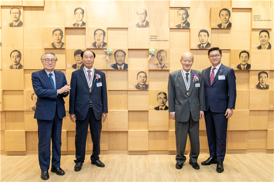 Presidents Hong Wan-ki and Lee Jong-hyeok as the 13th 'Honorary Hanyang Engineering Award' Winners